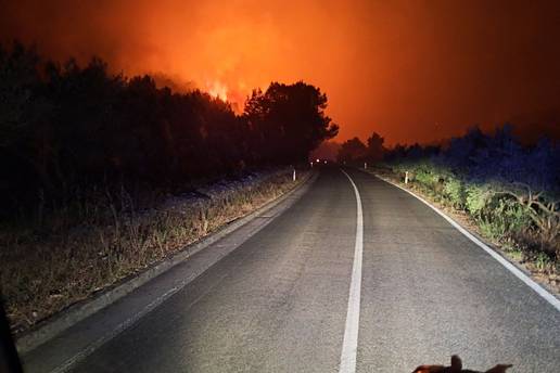VIDEO Spas s neba: Ki&scaron;a na Kor&ccaron;uli pomogla vatrogascima! Cijelu no&cacute; su se borili s vatrom