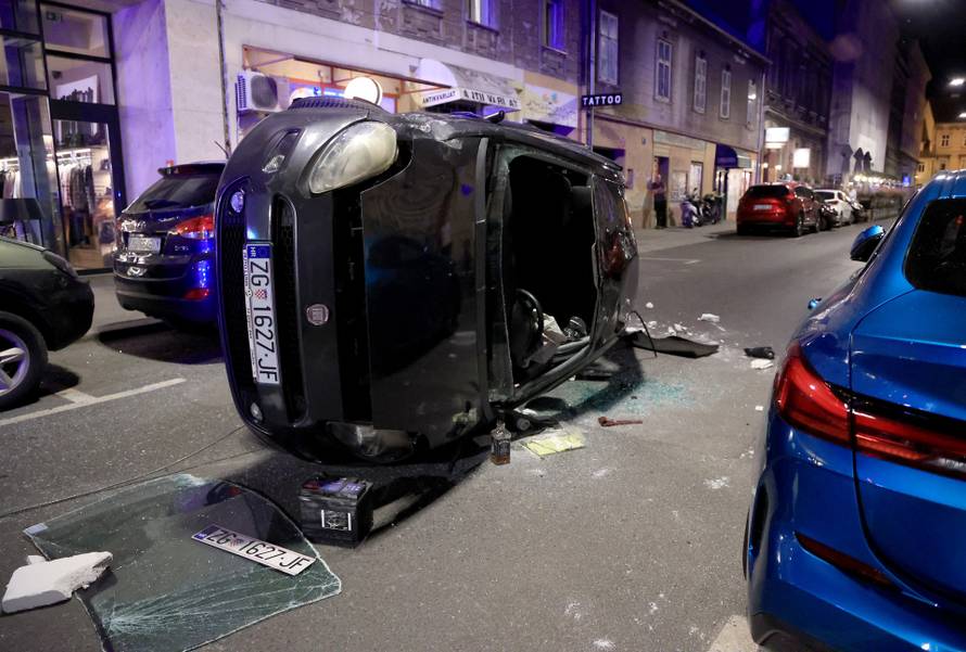 Zagreb: U Medulićevoj se zabio u četri parkirana vozila te završio na boku