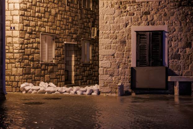 Kaštela: Olujno jugo i plima opet potopili Donja Kaštela