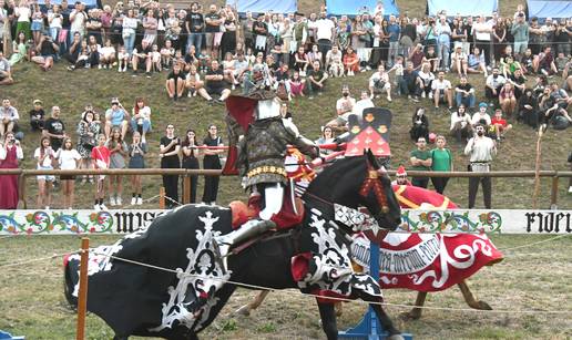 FOTO Koprivnica se vratila u renesansu: zastave, bubnjevi i viteške borbe oduševile publiku