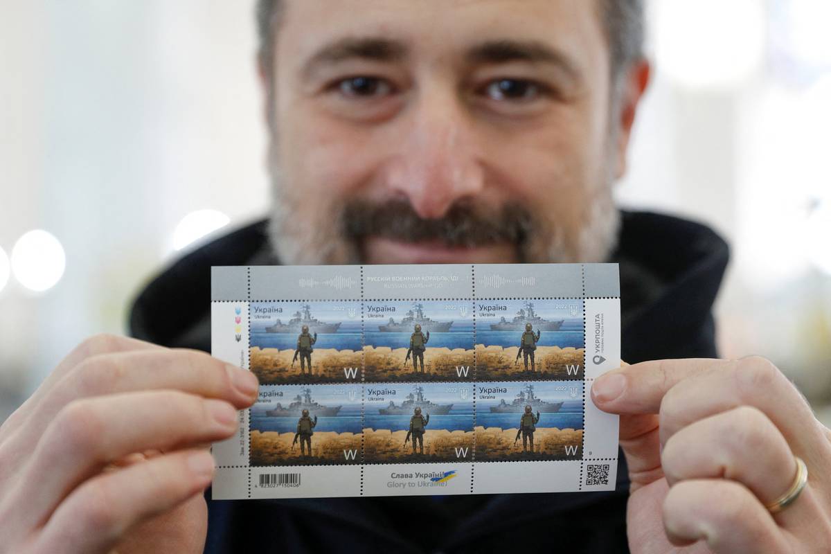 Rasprodana poštanska marka na kojoj ukrajinski vojnik pokazuje srednji prst Moskvi