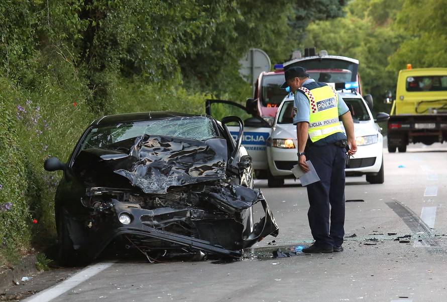 Vozač (26)  pretjecao i  skrivio frontalni sudar: Umro u bolnici