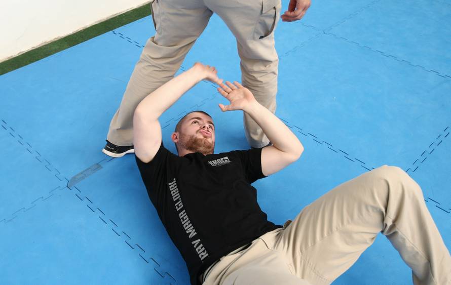 Naučite se spasiti od napada palicom, nožem i pištoljem!