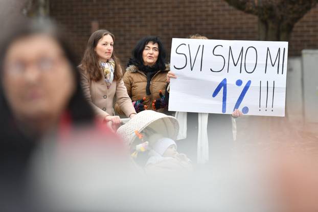 Na Trgu Republike u Čakovcu održan prosvjed u znak podrške kirurzima