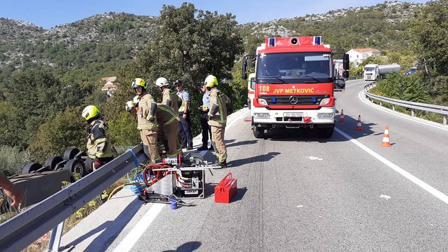 Sletjeli s ceste kraj Metkovića pa ostali zarobljeni u kabini