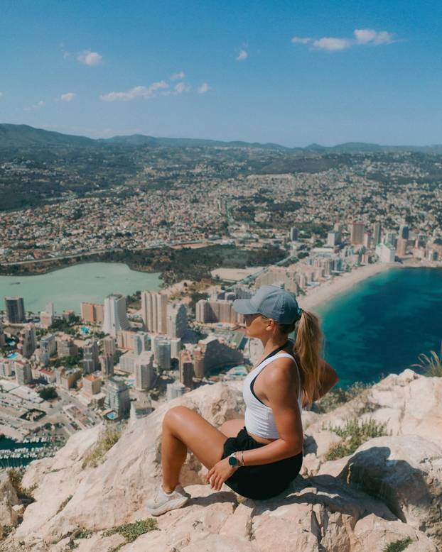 FOTO Jutta je čudo! Evo kako izgleda kad iz kombinezona uskoči u bikini. I tada dominira