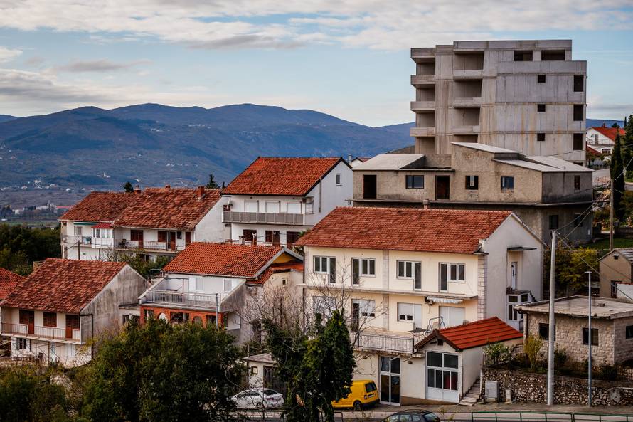 U centru Imotskog niknula je zrada koja izlazi iz gabarita normalne gradnje u okolici