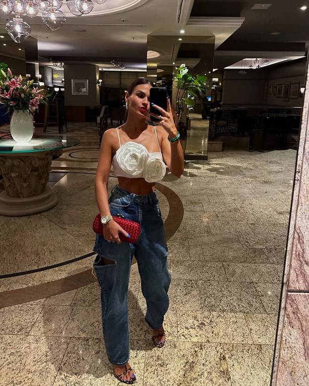 Supruga bivšeg dinamovca je zabljesnula na crvenom tepihu: Hvali se i fotkama u badiću!