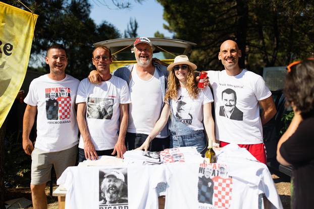 Enio Meštrović poznatiji kao Ričard prodaje majice na benkovačkom sajmu