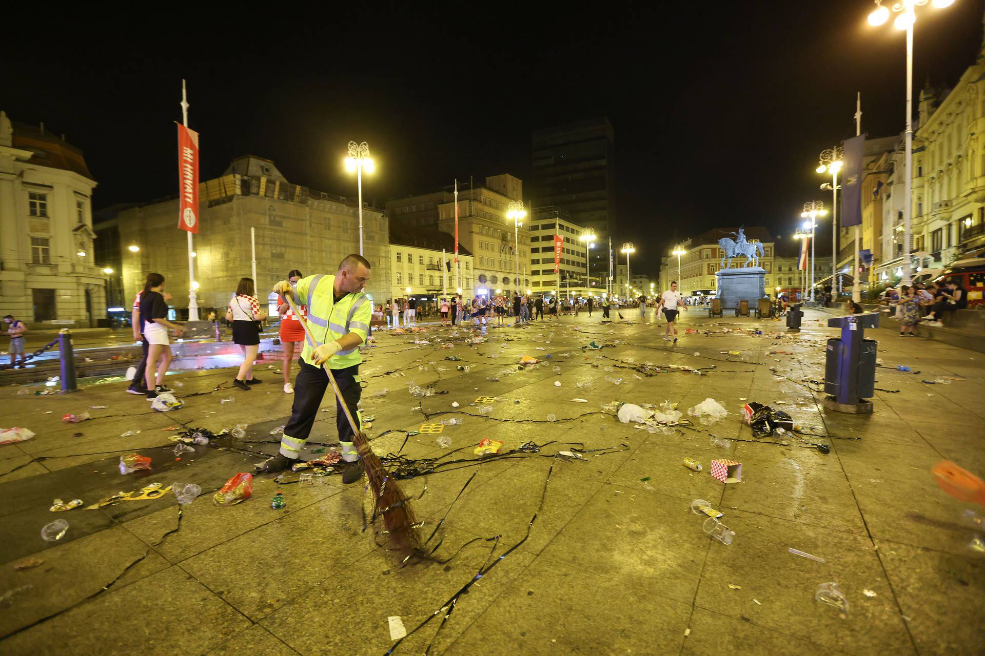 Zagreb: Čišćenje smeća nakon gledanja utakmice  