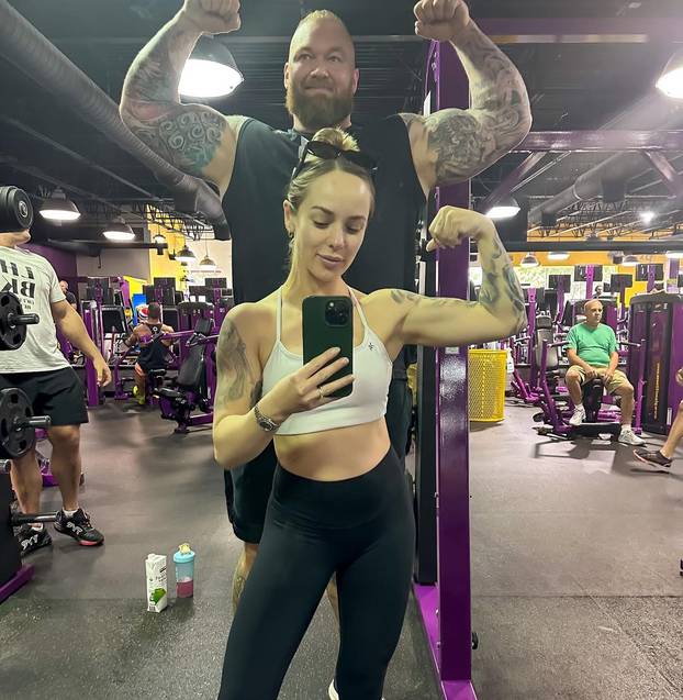 FOTO Najjači čovjek na svijetu ima 206 cm, a ljubi konobaricu od 157 cm. Tragedija ih zbližila...