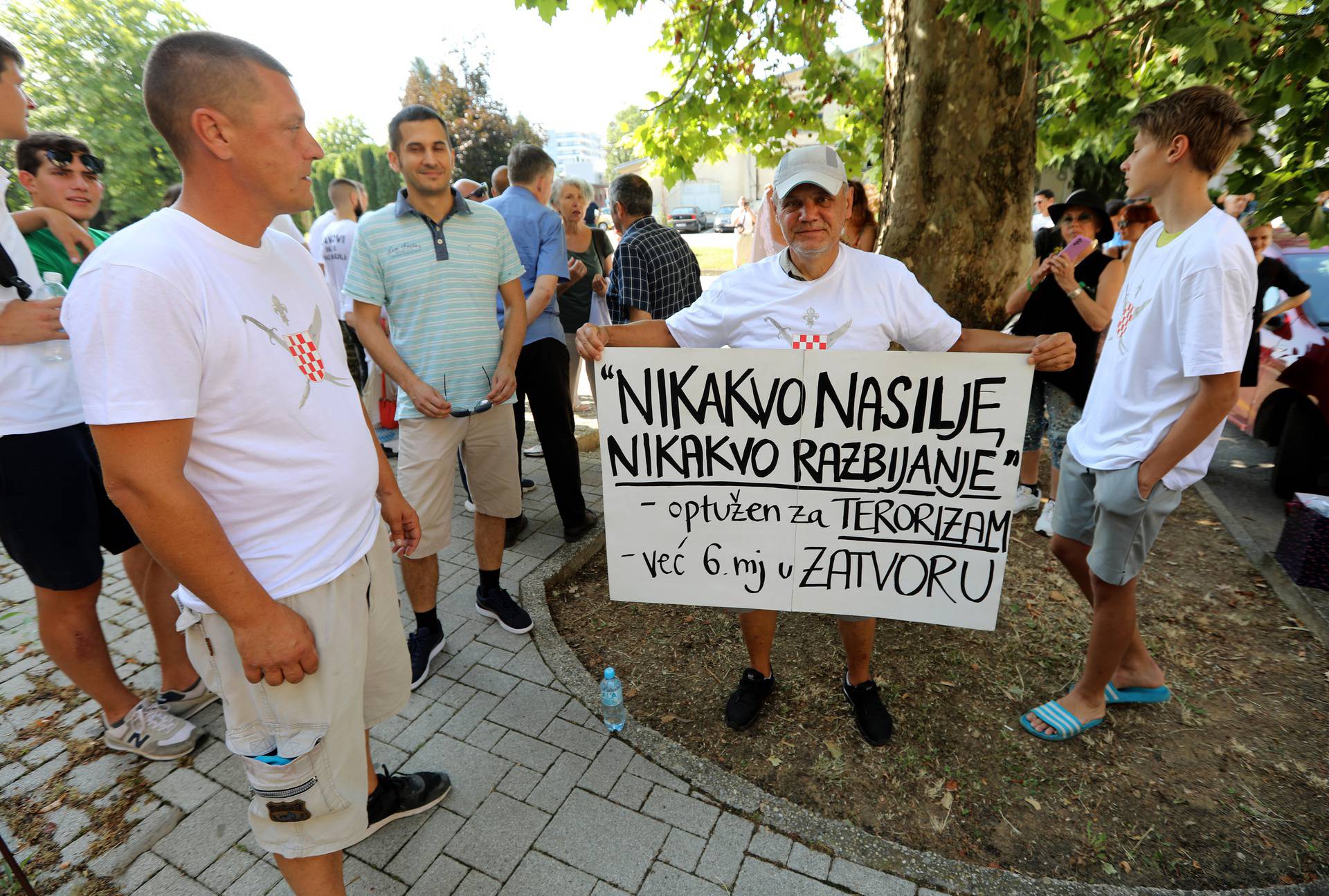 Transparenti podrške Marku Franciškoviću ispred suda u Ilici gdje se očekuje pravomoćnost njegove presude