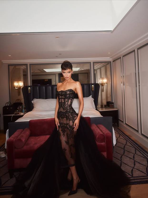 FOTO Fatalna brineta zapalila internet! U izazovnom izdanju otkrila je svoju 'malu tajnu'