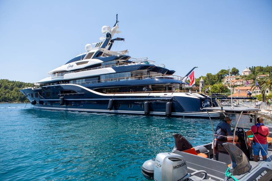 Cavtat: Snimanje druge sezone HBO serije "Succession" na megajahti Solandge