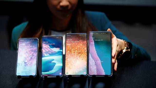 A Samsung employee arranges the new Samsung Galaxy S10e, S10, S10+ and the Samsung Galaxy S10 5G smartphones at a press event in London