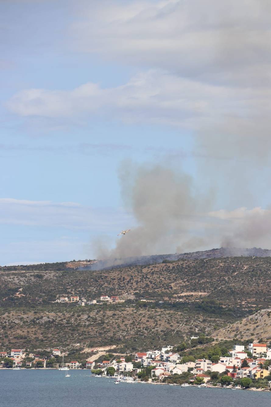 VIDEO Požar kod Rogoznice: Na terenu su 32 vatrogasca