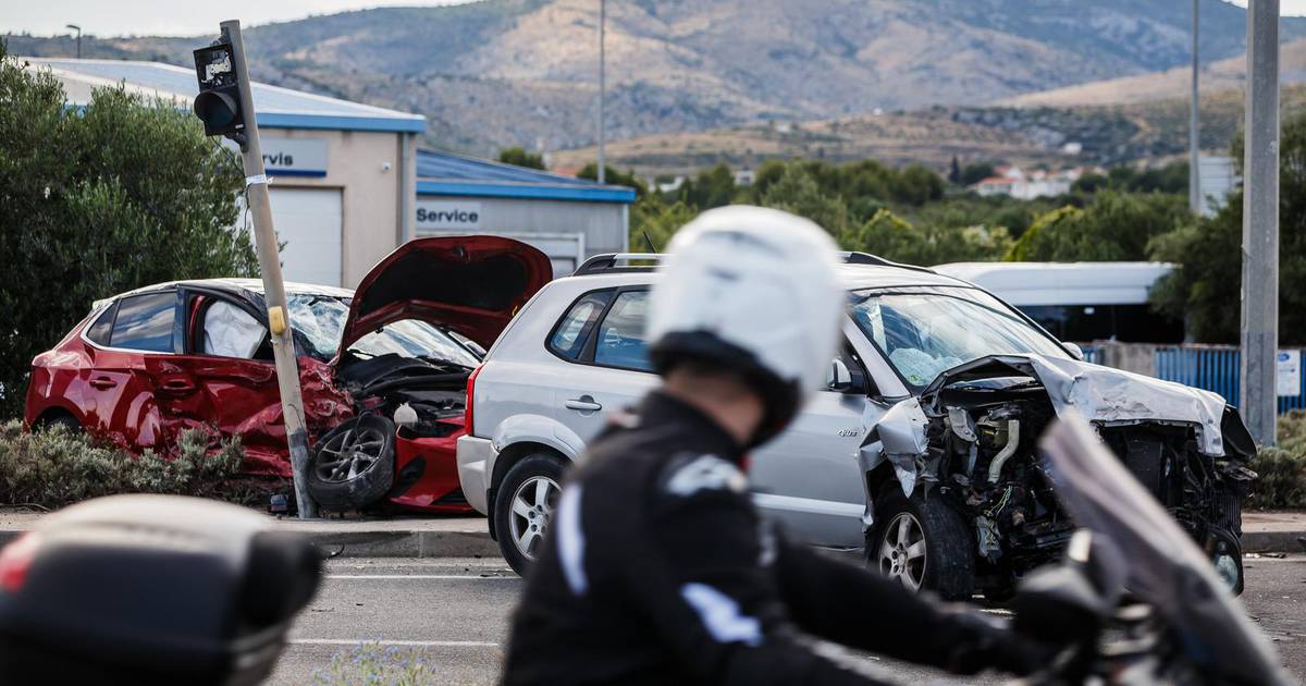 Two cars collide in Kaštel Štafilić, leaving three injured