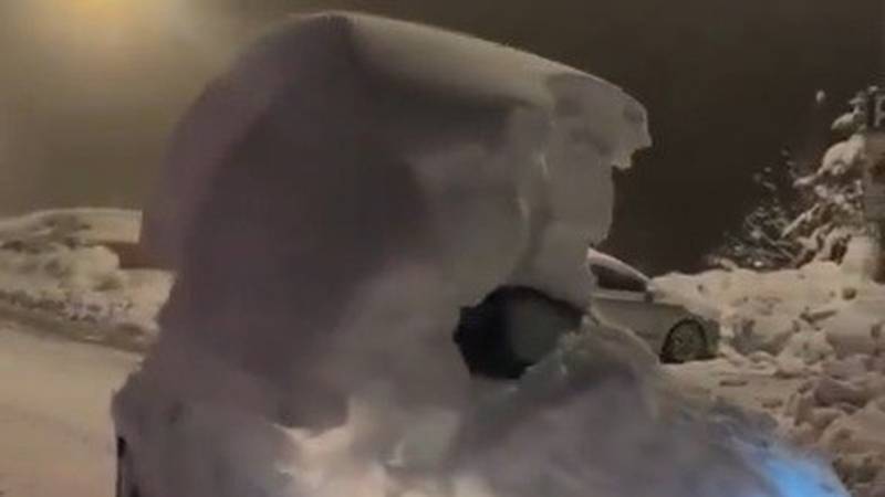 Nevjerojatni prizori iz Italije. Ljudi kopaju tunele kroz snijeg da dođu do svojih domova