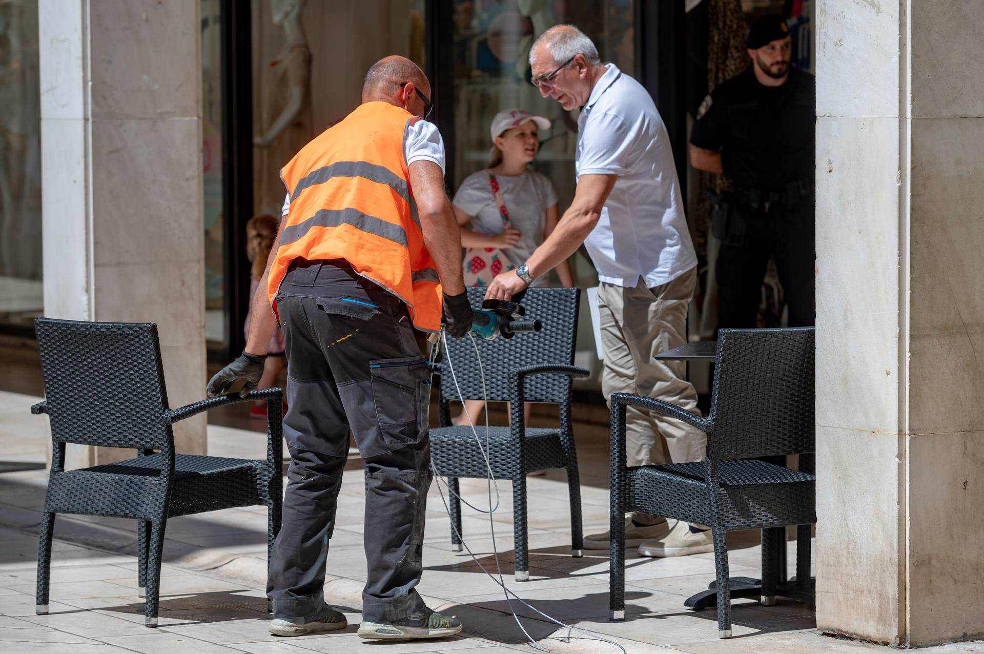 Zadar: Policija intervenirala u kafiću na Kalelargi gdje je uklonjena terasa