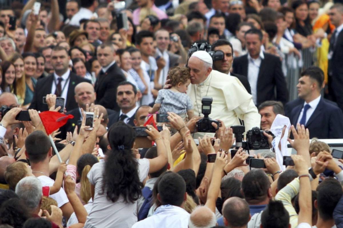 Papa Franjo u Tirani: Religija ne smije biti izgovor za nasilje