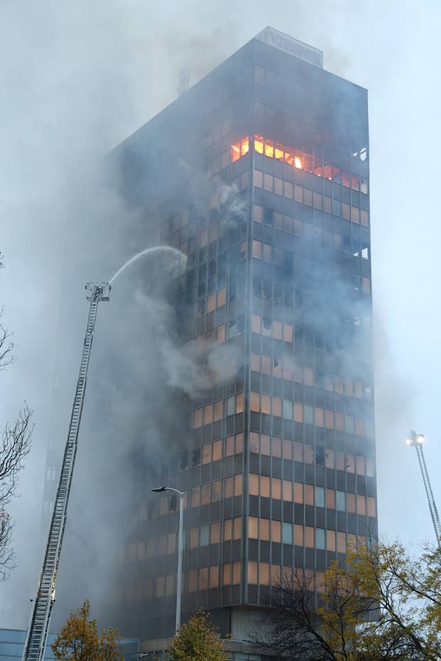 Zagreb: Nastavlja se gašenje Vjesnikovog nebodera, teška noć iza vatrogasaca
