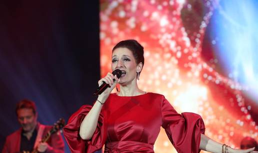 FOTO Doris Dragović nastupila u Rijeci: 'Zaključajte nas u svoja srca, ponesite sve ovo lijepo!'