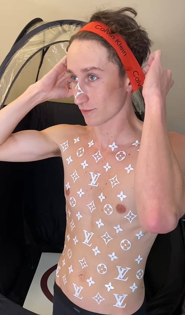 FOTO Mladić koji želi izgledati kao skupa torbica: 'Vidio sam puno glupih stvari, ali ovo je...'