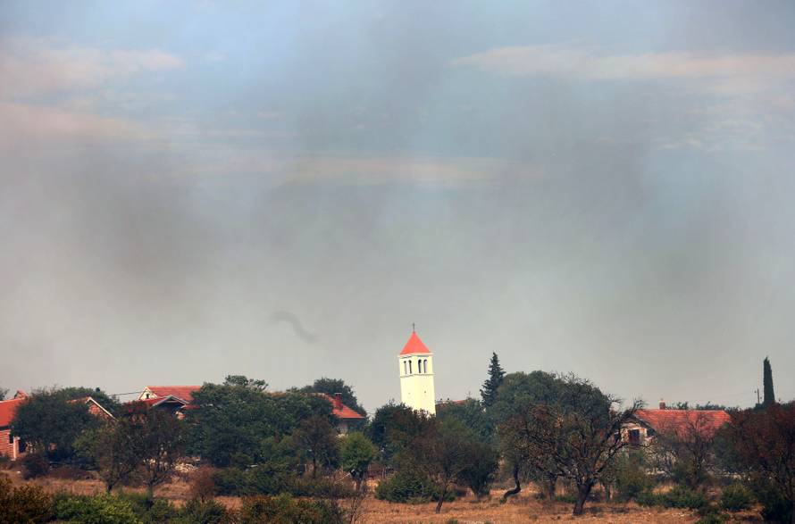 Evakuirali stanovnike sela kod Drniša: 'Ovo je velika nesreća'