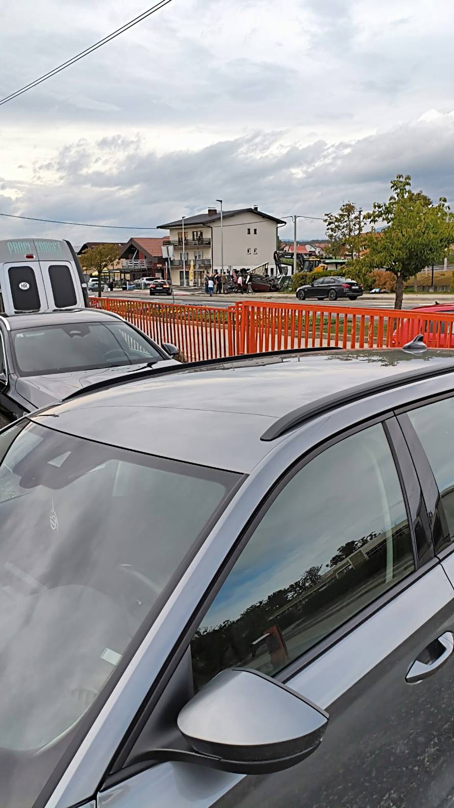 Strašna nesreća u Jaski! Autom razbio stanicu za bus. Imamo prve fotke. Dvoje je u bolnici