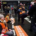 Klimatski aktivisti se zalijepili za najprometnije ceste u Berlinu i Munchenu i blokirali promet