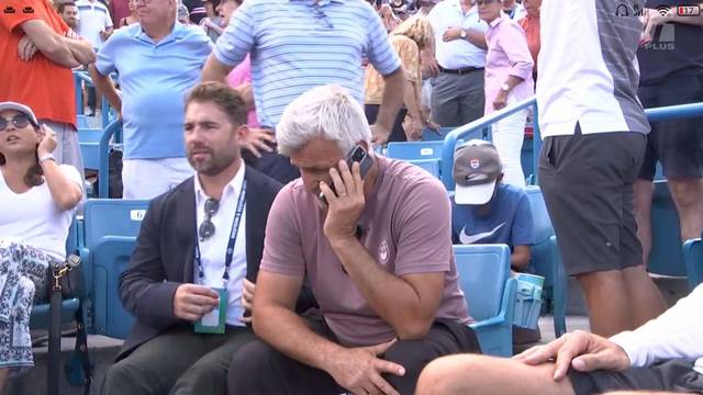 Halo, halo: Tsitsipas otišao na WC, a onda je tata uzeo telefon