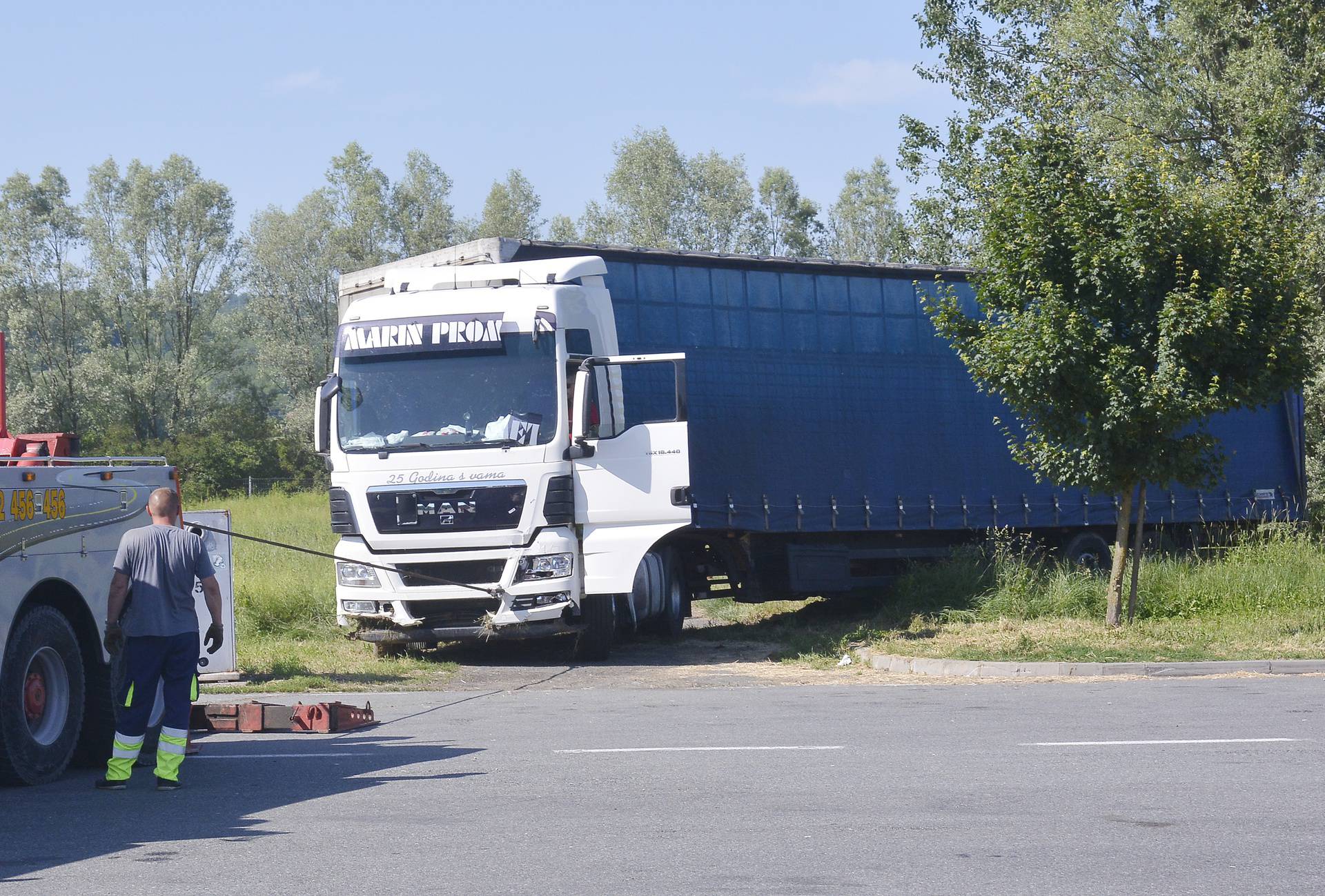Novska: Kamion nakon očevida izvučen s livade na parkiralište odmorišta