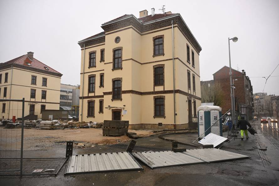 Zagreb: Olujni vjetar rušio bicikle i skele 