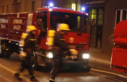 Zagreb: Vatrogasci gasili plamteći Mercedes u garaži