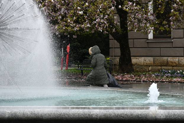 Slavonski Brod:  Kišno i tmurno proljetno poslijepodne na gradskim ulicama
