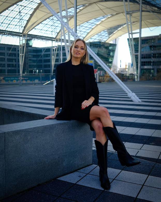 FOTO Napravila gaf uživo koji je obišao Europu. Atraktivna TV voditeljica ljubi Kovačeva šefa