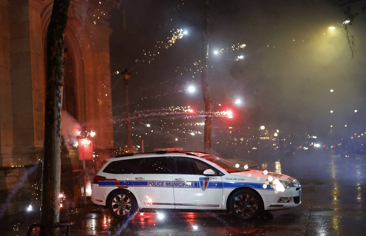 Val odnio u smrt roditelje i djevojčicu uz francusku obalu