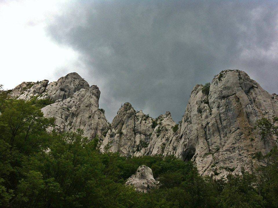 Stijena se odlomila i pala na trojicu penjača na Velebitu