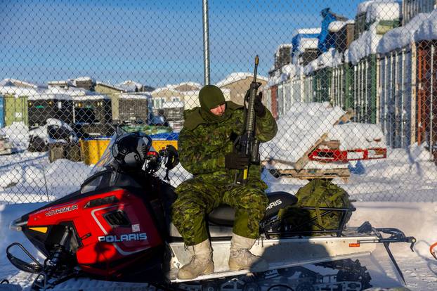 Canadian troops conduct arctic operations