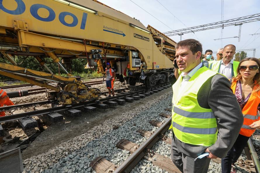 Ministra Butkovic obišao radove na obnovi željezničke pruge u Savskom Marofu