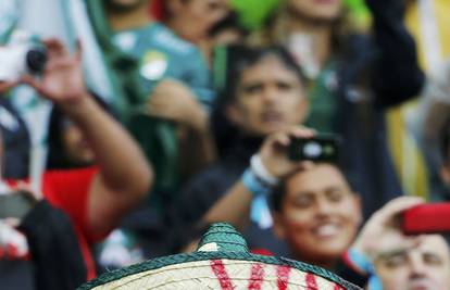 Meksikanci slave: Navijači i Mariachi pod balkonima igrača
