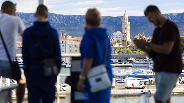 Turisti na trajektu za Hvar