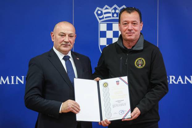 Zagreb: Ministar Tomo Medved uručio je braniteljske zahvalnice postrojbama iz Domovinskog rata