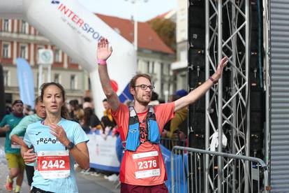 FOTO Završio je Zagrebački maraton. Neki se okupali u Manduševcu, bilo je i suza...