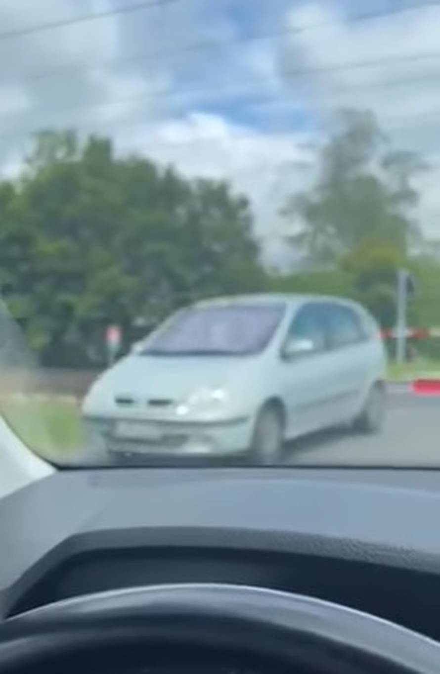 Nevjerojatna snimka! Gospođa s njemačkim tablicama projurila prugom dok je rampa bila dolje