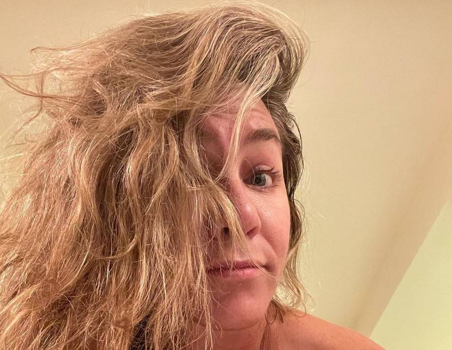 Jennifer Aniston pozirala je golišava i bez trunke šminke