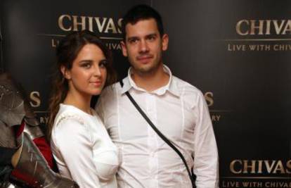 S dečkom na Chivasov party:  'Lara' je zabljesnula u bijelom