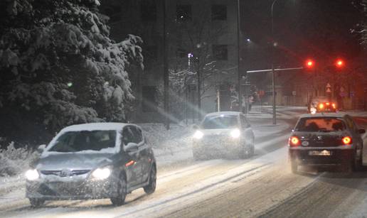 Opet snijeg na kopnu, jaka bura na Jadranu: Ceste su zaleđene!