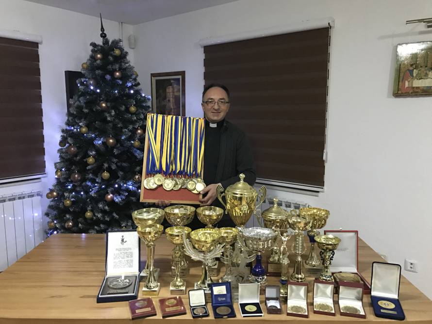 Don Anto diže utege i svoja odličja prodaje da spasi djecu