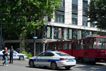 Beograd: Tramvaj izetio iz tra&ccaron;nica i udario u zgradu